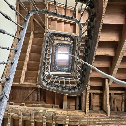 vista superior escalera caracol madera